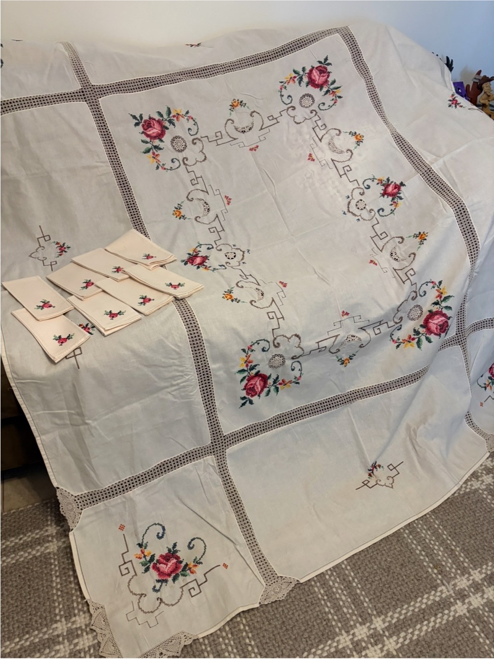 Vintage Linen Cross Stitch Floral Tablecloth 8 NapkinsCream with  Roses 82”x67”